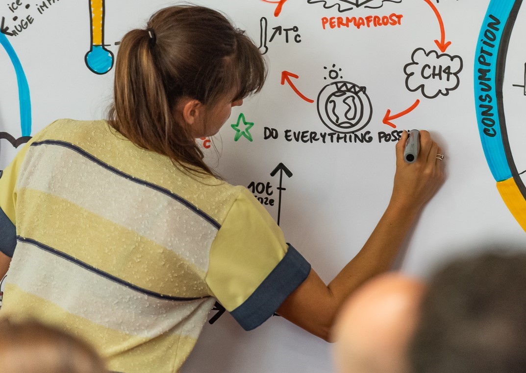Une dessinatrice illustre les explication en direct